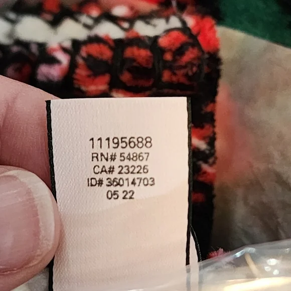 Victoria's Secret Red And Green Sherpa Throw Blanket 50in X 60in NWT - Picture 10 of 12